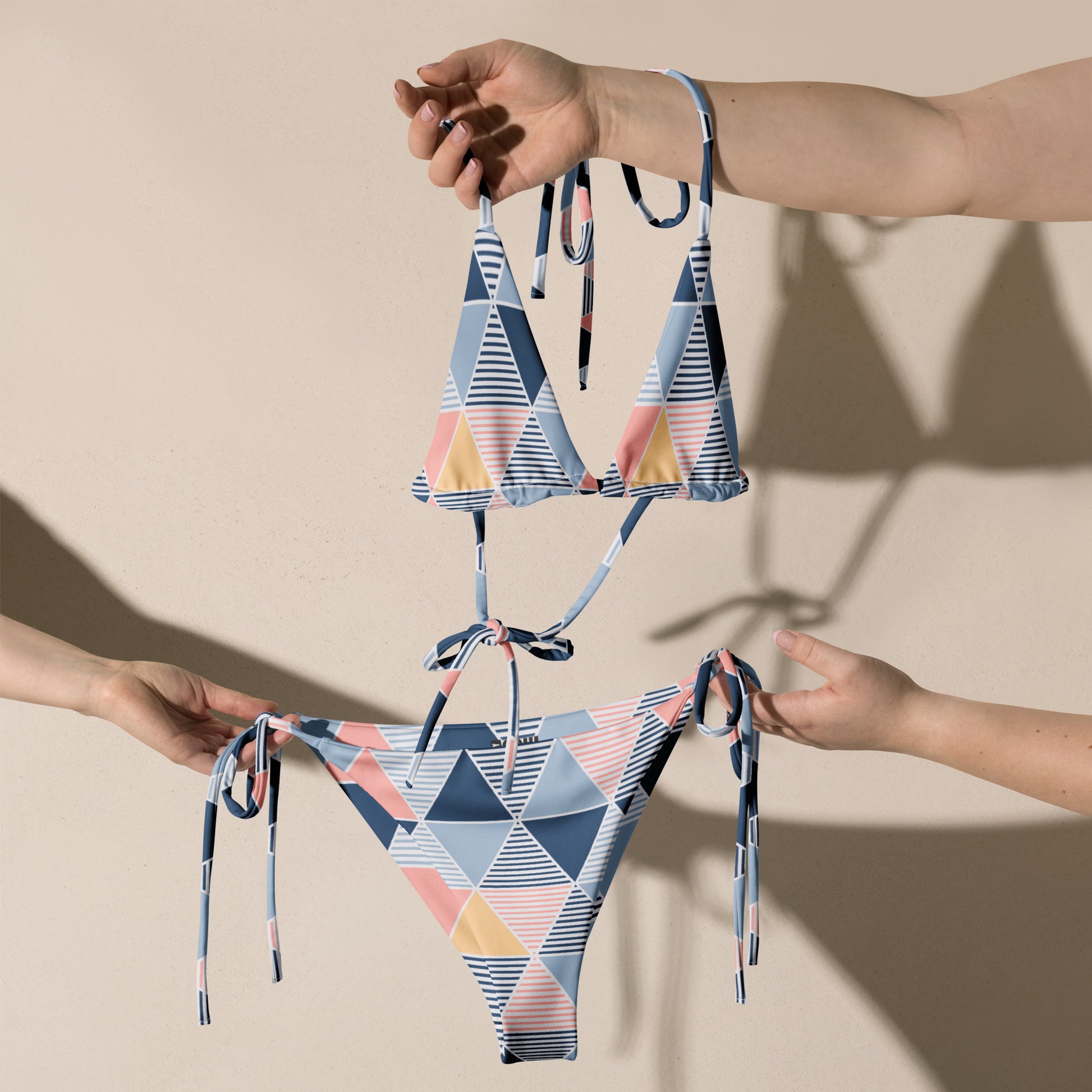 Bikini de estampado geométrico con tejido reciclado 